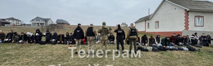 В "бусике" рядом с румынской границей обнаружили 34 уклониста: выгружали "поштучно" (ВИДЕО)