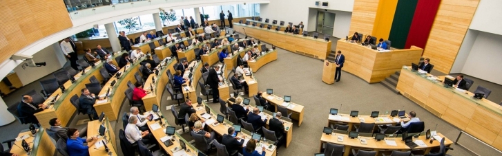 Латвийских депутатов обяжут делать тесты на COVID-19 для участия в заседаниях