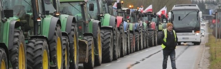 Польские фермеры заблокировали пункт пропуска со Словакией из-за "агропродукции из Украины и России"