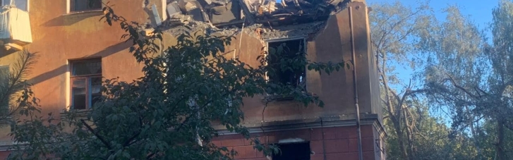 В Славянске от обстрела разрушен подъезд дома, под завалами могут быть люди (ФОТО)