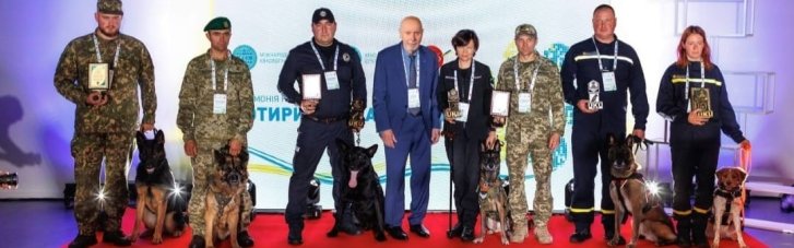 У Києві кінологи нагородили чотирилапих оборонців-героїв
