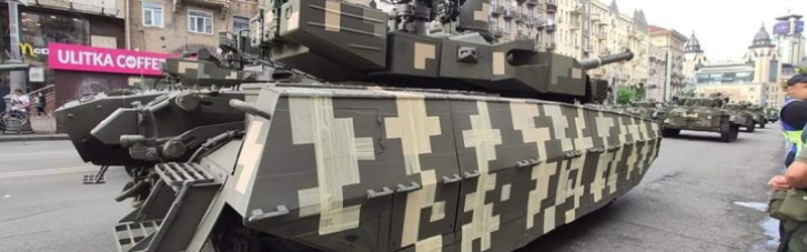 У ЗСУ пояснили, чому "нанесли" камуфляж на парадні танки скотчем (ВІДЕО)