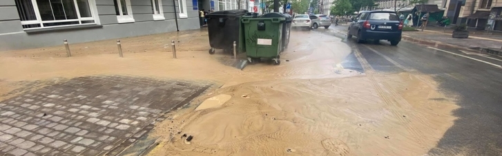 Центр Киева залило кипятком и грязью из-за прорыва теплосети (ФОТО)