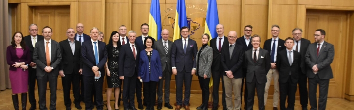 Посольства стран Евросоюза продолжают работу в Украине