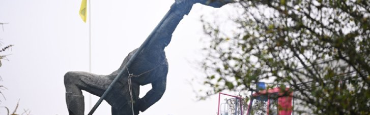 Декоммунизация: В Ужгороде демонтировали памятник советскому солдату (ФОТО, ВИДЕО)