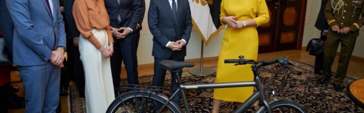 Президент Эстонии потроллила Зеленского, подарив ему велосипед