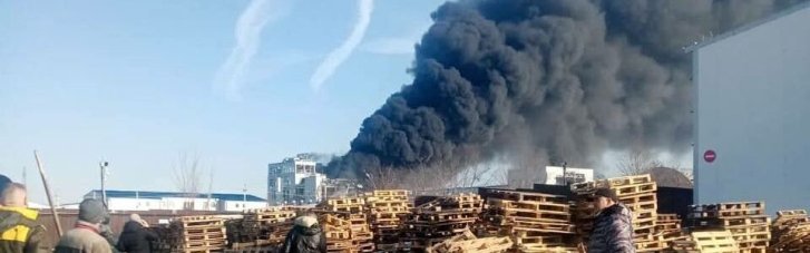 Сначала услышали взрыв: в Ростовской области РФ горит полиэфирный завод