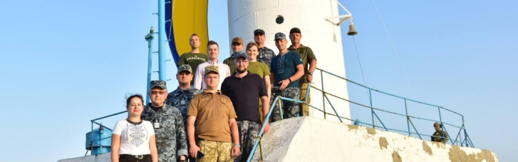 На маяке в Одессе развернули 18-метровый флаг Украины (ФОТО)