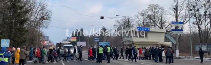 Против высоких тарифов: на Харьковщине люди снова перекрыли трассу (ФОТО)