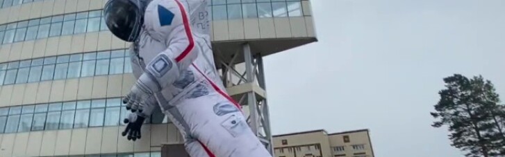Символически сдулся: в Красноярске рухнула гигантская фигура космонавта (ВИДЕО)