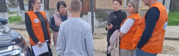 Скандал на Одещині: невідомі у військовій формі "запакували" 14-річного підлітка-сироту