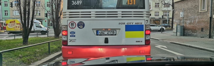 Общественный транспорт Праги украсили флагами Украины (ФОТО)