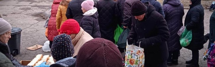 В оккупированном Мариуполе люди стоят в очередях за кашей и хлебом (ФОТО)
