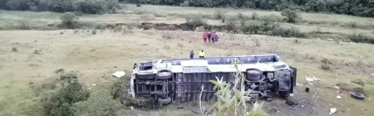 Упал в пропасть: в аварии автобуса в Эквадоре погибли 11 человек