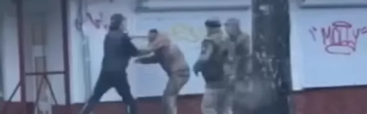 В Житомире мужчина бросился с кулаками на сотрудника ТЦК (ВИДЕО)