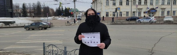 Протести проти війни з Україною: у РФ активіста затримали за плакат із зірочками