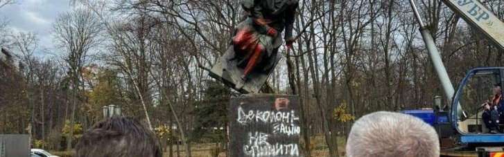 В Киеве демонтировали памятник Пушкину (ВИДЕО)