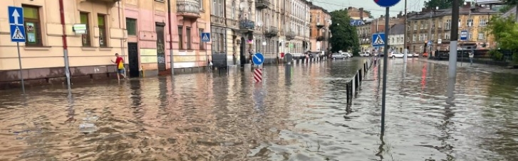 Поваленные деревья, разбитые машины и затопленные улицы: Львов накрыл ураган (ФОТО, ВИДЕО)