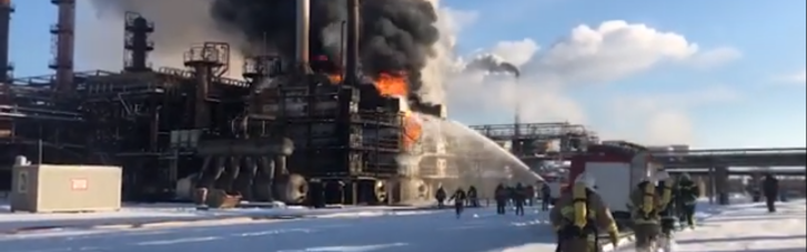 На хімзаводі на Франківщині виникла пожежа: гасили понад 50 рятувальників (ВІДЕО)