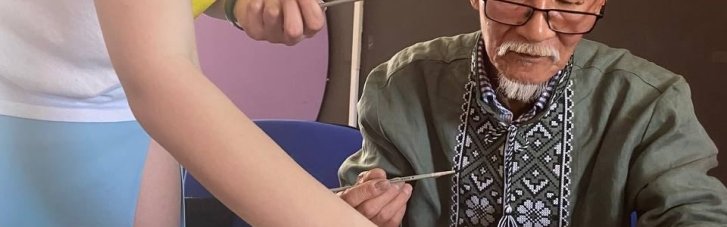 У Харкові 75-річному японському волонтеру подарували вишиванку-оберіг