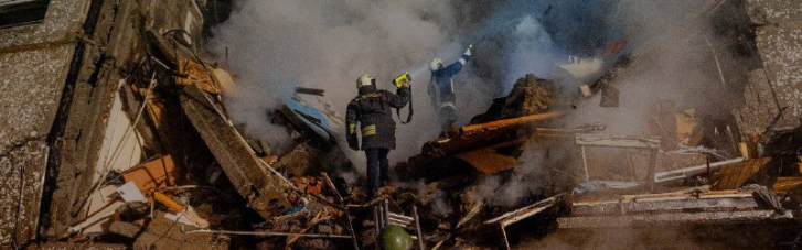 В Сумах из-под завалов многоэтажки спасатели извлекли тело погибшего человека (ВИДЕО)