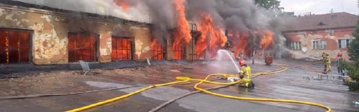 В Ужгороді понад 40 рятувальників гасять пожежу на території заводу (ФОТО)