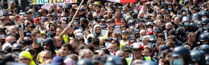 У Франції тисячі людей знову вийшли на протести проти "паспортів здоров'я" (ВІДЕО)