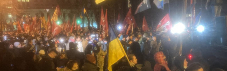 Активисты пришли на Банковую и требуют судить Зеленского за госизмену
