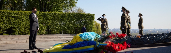 Зеленський поклав квіти до Вічного вогню у пам'ять про загиблих у Другій світовій (ФОТО)