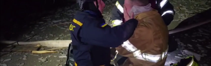 Пожарный заплакал на месте "прилета" в Харькове над телом своего погибшего отца-спасателя (ВИДЕО)