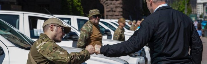 Виталий Кличко передал 20 пикапов Третьей штурмовой как помощь от громады Киева