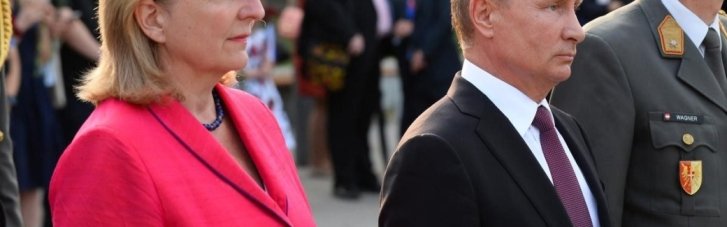 Колишня глава МЗС Австрії, на весіллі якоЇ танцював Путін, оселилася в російському селі (ФОТО)
