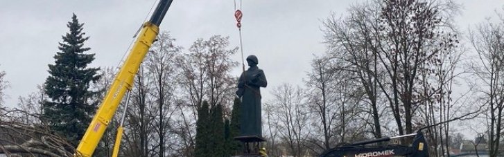 Мер був проти: У латвійському місті Резекне демонтували пам'ятник радянським солдатам