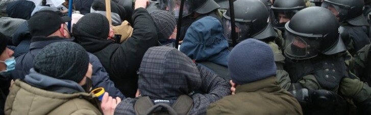 Столкновения под Радой: полиция задержала участника акции протеста (ФОТО)