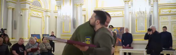 Залужный тепло обнял Зеленского, когда тот вручил ему Звезду Героя Украины (ВИДЕО)