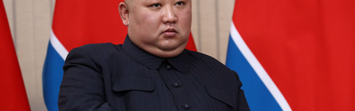 Зривають прямо на вулиці: у Північній Кореї заборонили чорні плащі, щоб уникнути наслідування Кім Чен Ину
