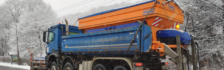 Ожеледиця, сніг, перемети: в "Укравтодорі" розповіли про ситуацію на дорогах у різних регіонах