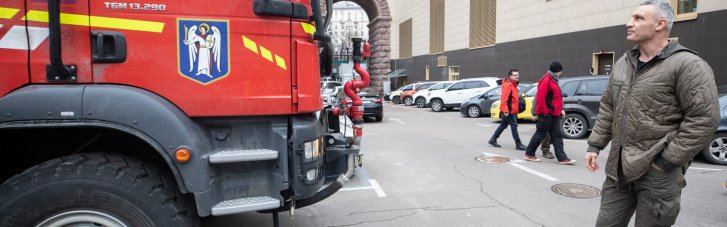 Кличко передал спасателям пожарный автомобиль, приспособленный для быстрой ликвидации последствий ракетных атак