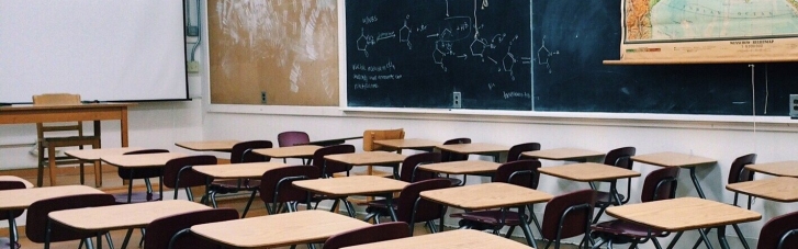 В Україні понад три тисячі невакцинованих вчителів відсторонили від роботи