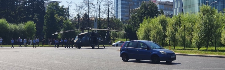В центре Бухареста вертолет ВВС США аварийно сел на оживленную дорогу (ФОТО, ВИДЕО)