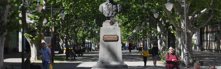 Не вкрали, а "евакуювали": росіяни вивезли з Херсона пам'ятники Суворову та Ушакову