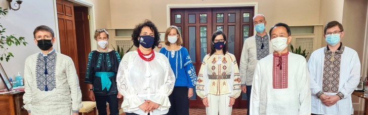 День вышиванки: послы G7 сделали групповое фото в украинской национальной одежде