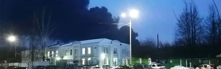 "Нам п*здец, Люда": в Брянской области России после атаки дрона горит нефтебаза (ВИДЕО)