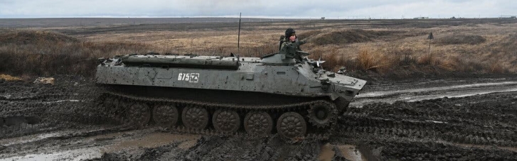 Россия стягивает военную технику к границе с Украиной, — NYT
