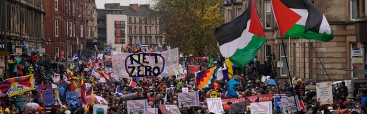 Грета Тунберг приняла участие в 100-тысячном климатическом марше в Глазго (ВИДЕО)