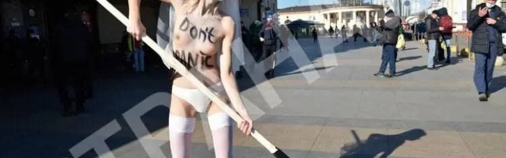 Представниця Femen улаштувала акцію з косою біля залізничного вокзалу в Києві (ФОТО 18+)