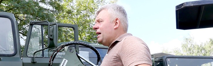 Президент ФК "Рух" Григорий Козловский передал армии 6 грузовиков