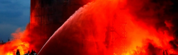 Пожар на нефтебазе во Львове после обстрела тушили полсуток (ФОТО)
