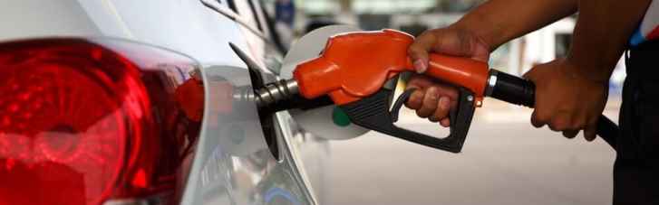 Кабмин приостановил регулирование цен на топливо