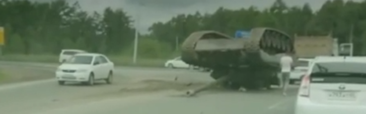 В России военные "уронили" танк на дорогу (ВИДЕО)